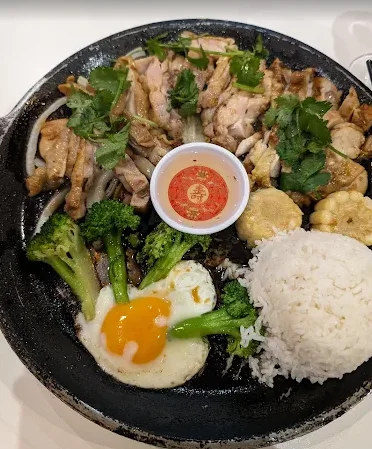 Poulet et brocolis sur plaque chauffante