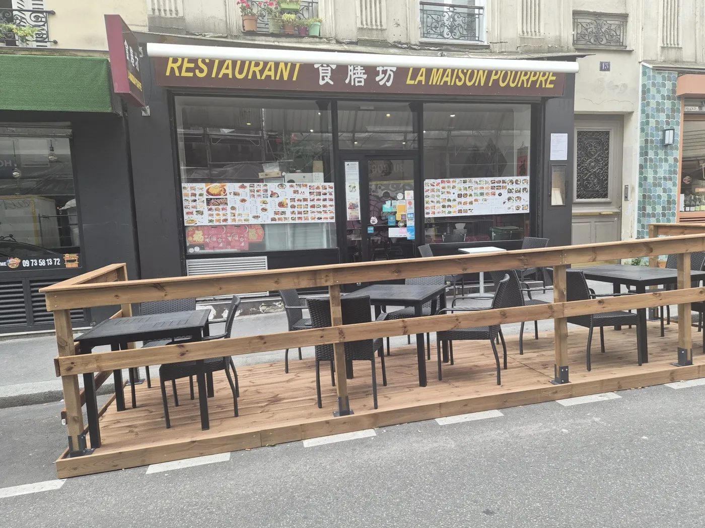 Devanture et terrasse de La Maison Pourpre, 13 rue Louis Bonnet