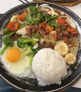 Bœuf, riz et œuf sur plaque chauffante