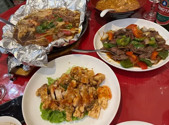 Une table de plats à partager