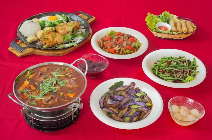 Plats traditionnels partagés sur nappe rouge