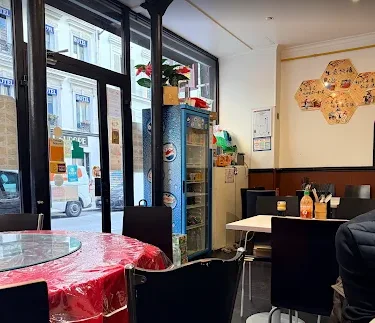 La salle côté vitrine
