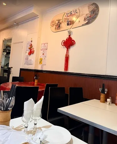 La salle du restaurant et ses tables rondes